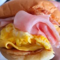 Brioche bun ~ bought @ Jasons marketplace 
butter toast bun for 1 min
cheddar 🧀  smoked ham 5pcs 
1 scrambled egg + butter 
😋😍yummy breakfast 😜