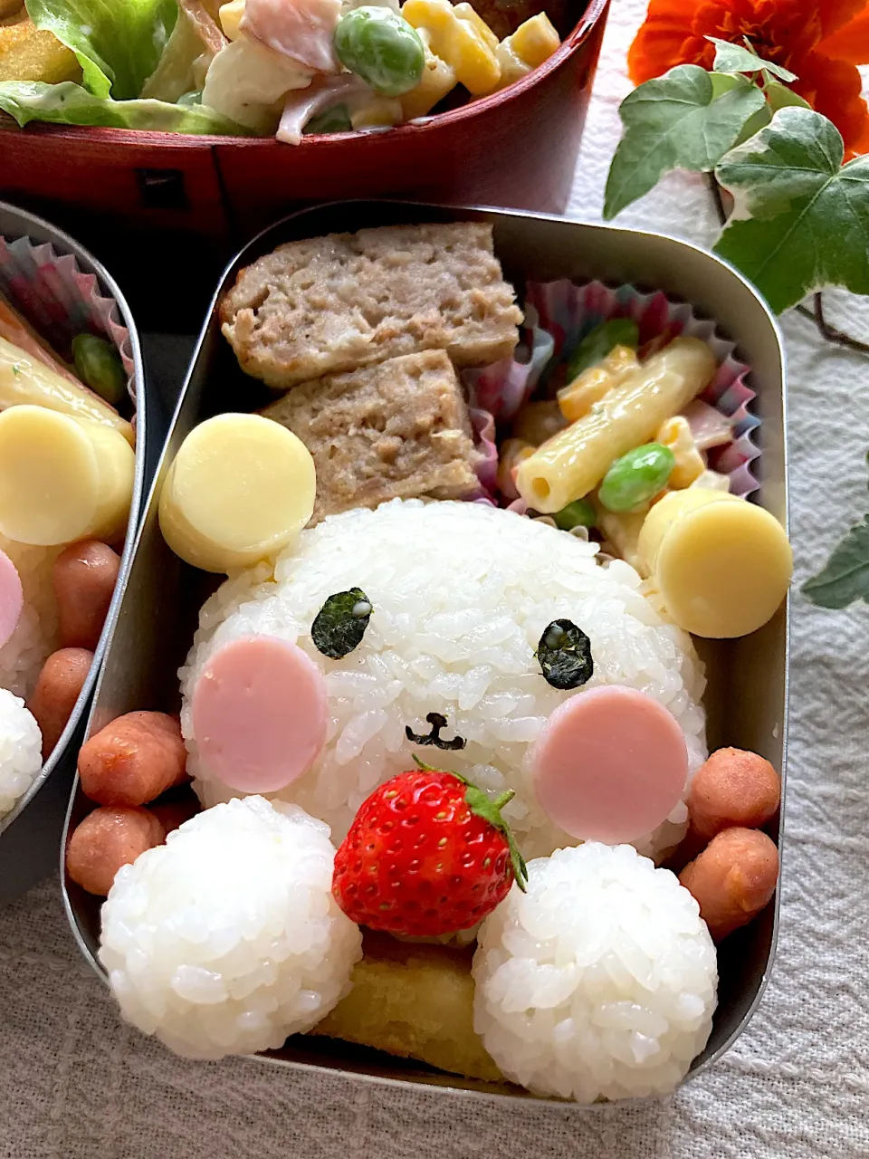 Snapdishの料理写真:＊くまさんの苺摘み🍓ちびたんとべびたんの幼稚園お弁当＊|＊抹茶＊さん