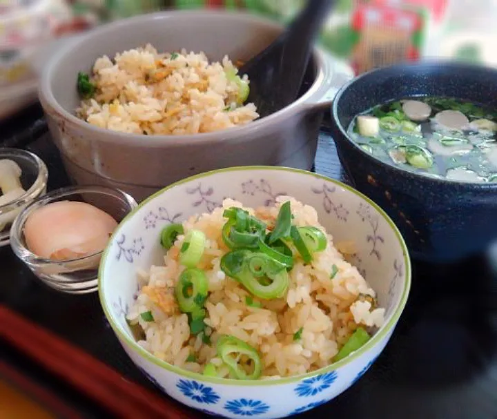 Snapdishの料理写真:あさり水煮缶で炊き込みご飯|くまちゃんさん