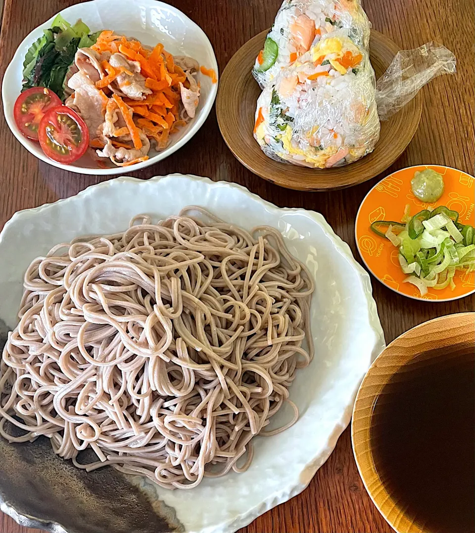 Snapdishの料理写真:ランチ♯蕎麦♯豚しゃぶサラダ🥗♯混ぜ寿司のおにぎり|小松菜さん