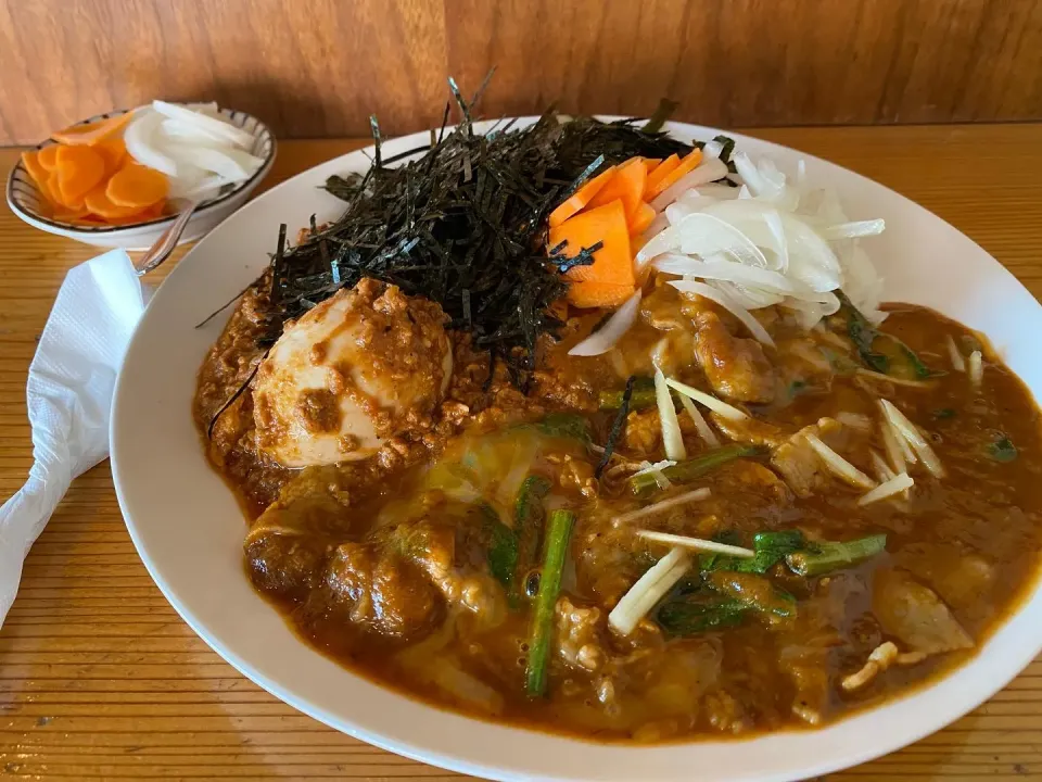 ポークチーズ大辛と極辛キーマクラシックのりだくのあいがけ🔥🍛、味玉トッピング🥚ピクルスマシマシ🥒|buhizouさん