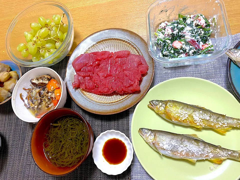 子持ち鮎の塩焼き🐟、マグロ中落ち🐟、祖父のいちごで白あえ🍓、もずくチキンスープ、ぶどう|1614さん