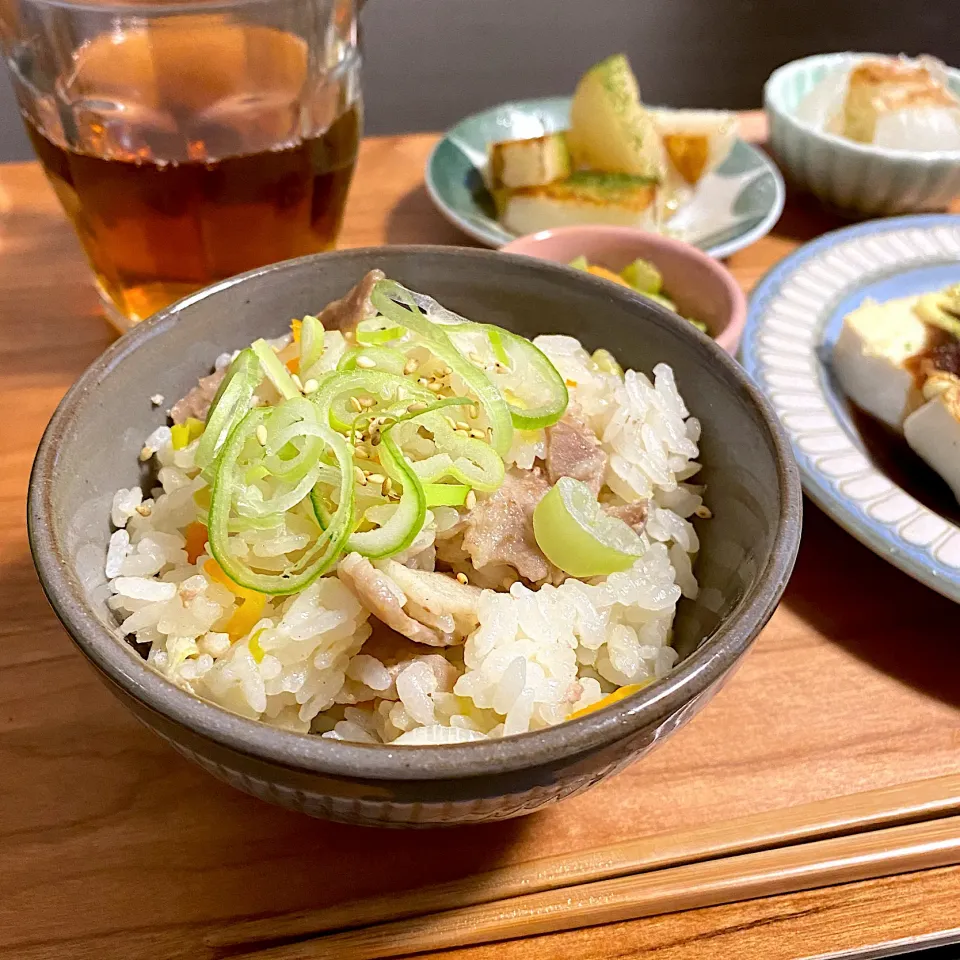 Snapdishの料理写真:豚バラと長ネギの炊き込みご飯|ちぐあささん