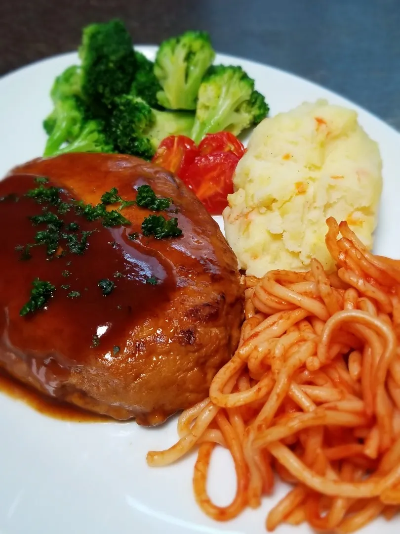 Snapdishの料理写真:豆腐と鶏ひき肉の煮込みハンバーグ|ぱんだのままんさん