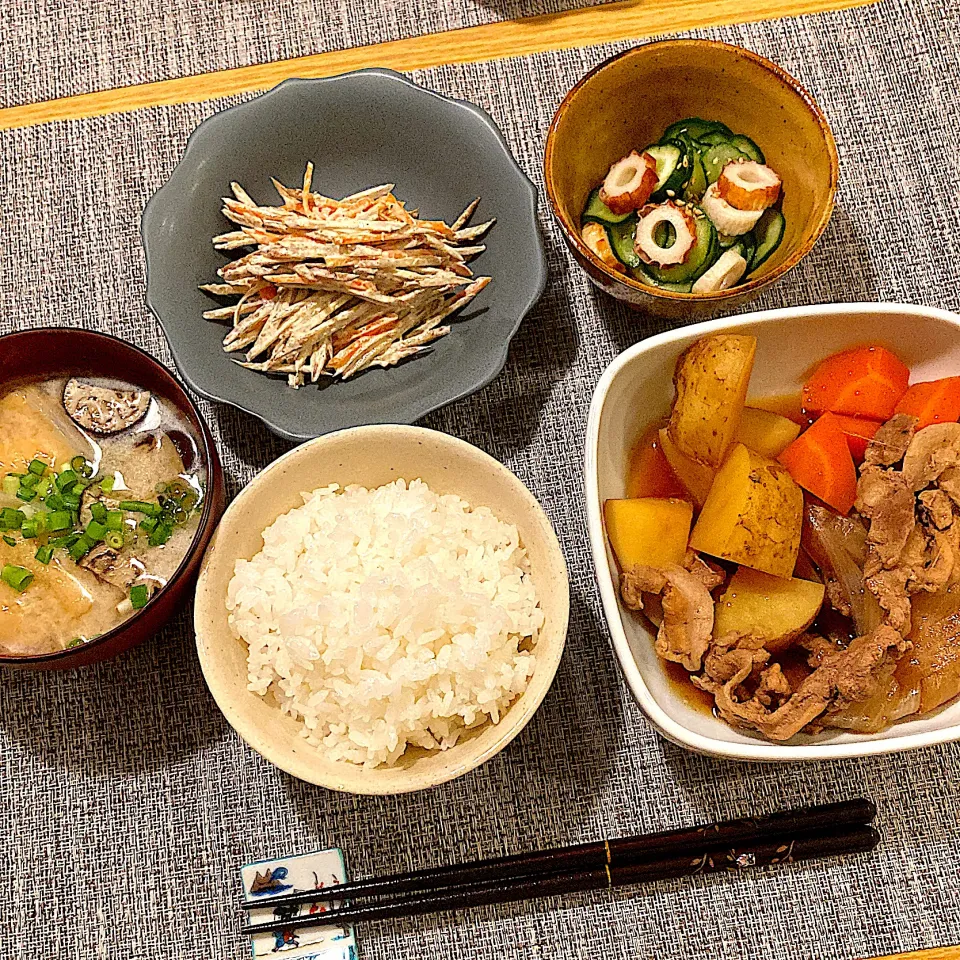 肉じゃが、きゅうりとちくわの酢の物、牛蒡サラダ、味噌汁(玉ねぎ、ナス、薄揚げ)|ツインうさぎさん