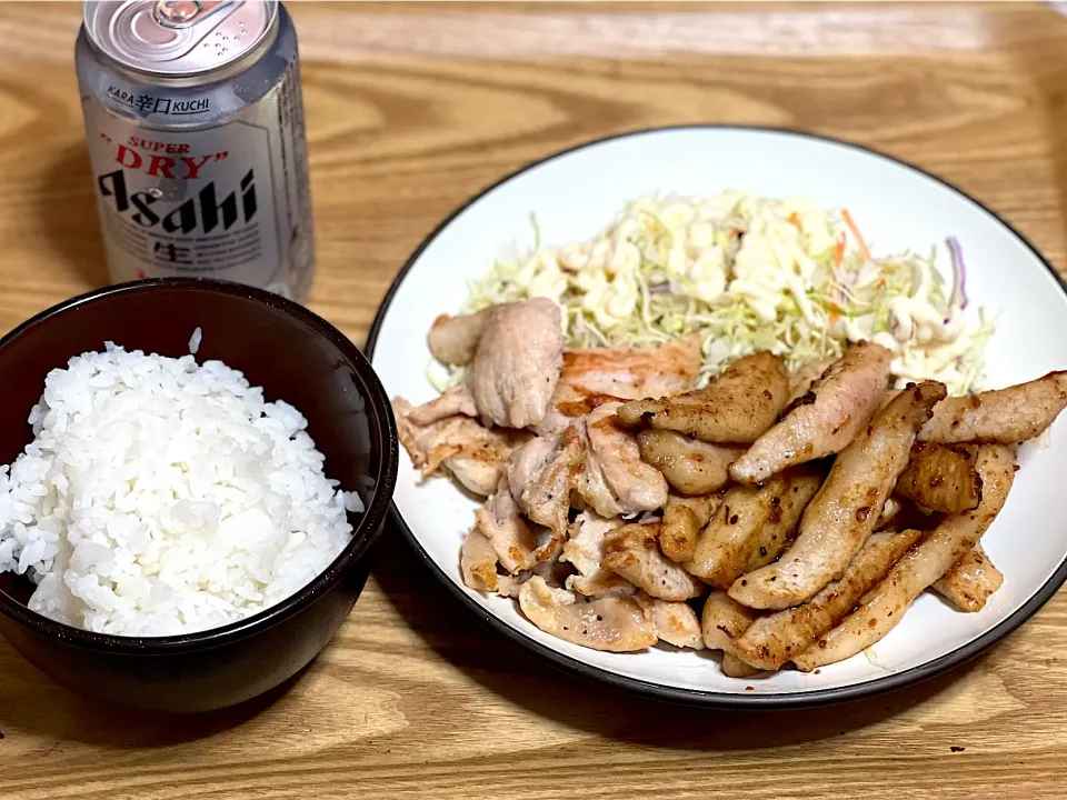 ☆鶏肉にんにく塩味 ☆豚トロ焼肉 ☆サラダ ☆ビール🍺|まぁたんさん