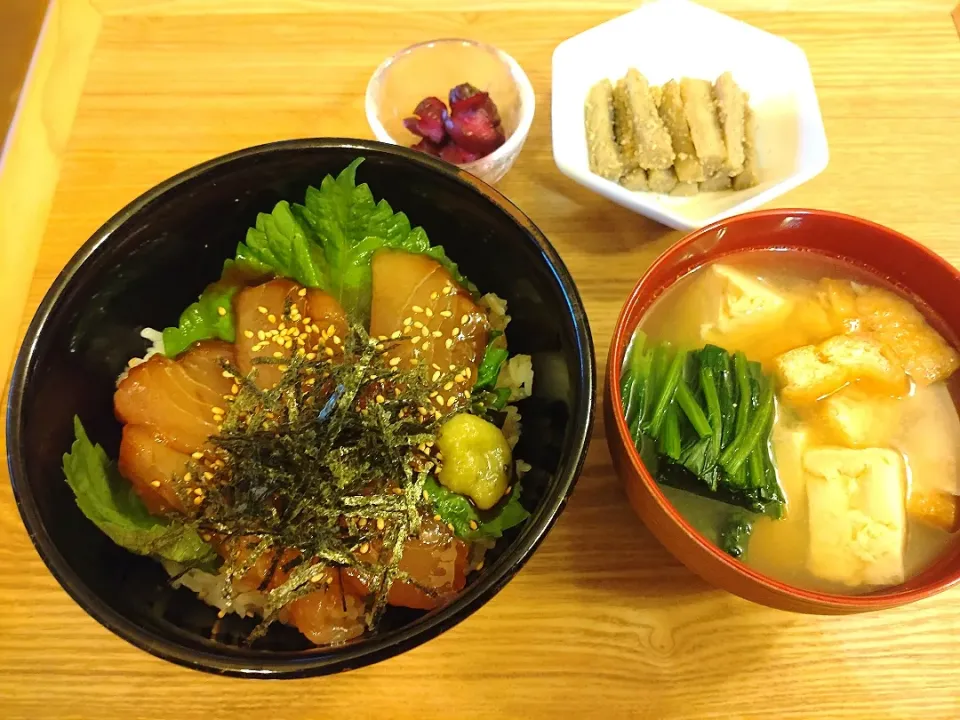 ☆まぐろ漬け丼
☆みそ汁
☆たたきゴボウ
☆しば漬け|chikakoさん