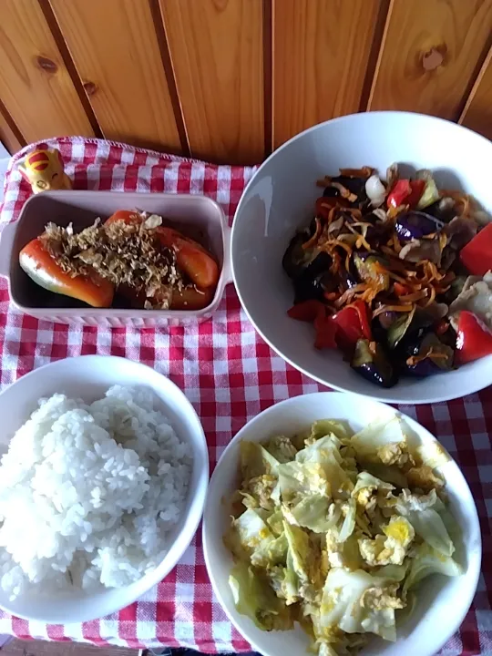 Snapdishの料理写真:なすとピーマンと豚肉と人参の甘醤油炒め

最近ハマってるご飯炊くときに一緒に入れたピーマンに鰹節と醤油かけたの。

キャベツと玉子の炒めもの

ガーリックライス|えっちゃんさん