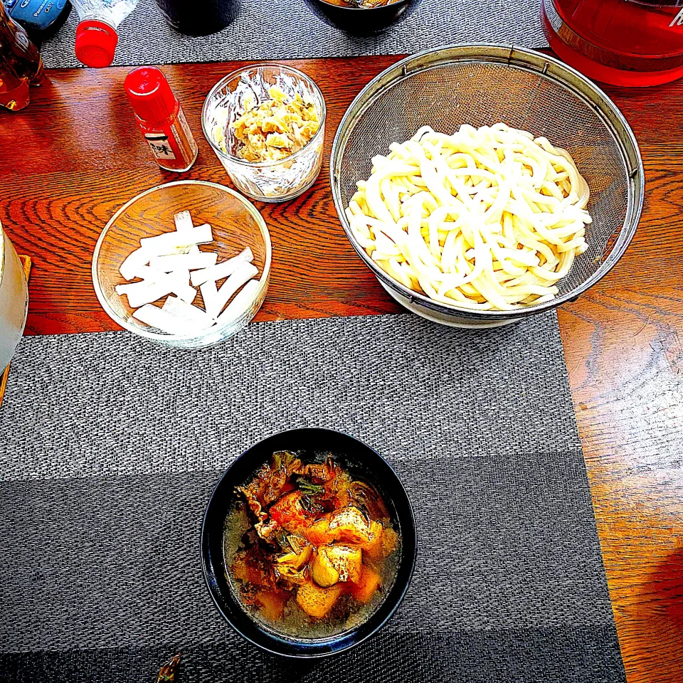 Snapdishの料理写真:つけうどん、梅雨も早めに作り冷まして冷たいつけうどんにしました。乾麺の節麺をいただいたので、150g茹でてみましたが、2人分には少々少なかったみたいで、私は、すごく遠慮して少ししか食べませんでした。丼で、出すとちゃんと足りるのに、つけ麺にすると、ツルツルと、たくさん食べられて、結果足りなかった、、となります。冷たくて口|yakinasuさん