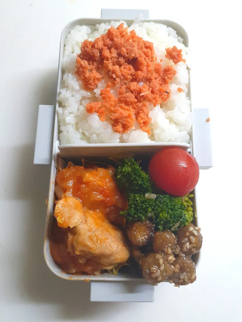 ☆中学生弁当☆鮭ごはん、ブロッコリー海苔和え、チキントマト煮、牛蒡甘辛、ミニトマト|ｼｮｺﾗさん