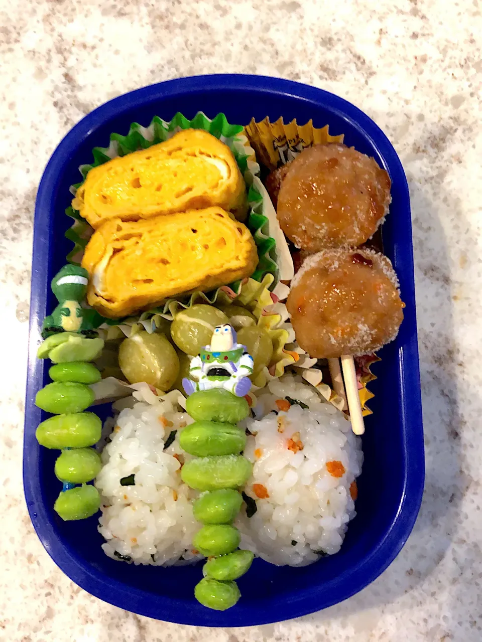 Snapdishの料理写真:つくね弁当　冷凍ぶどう入り|けろよんさん