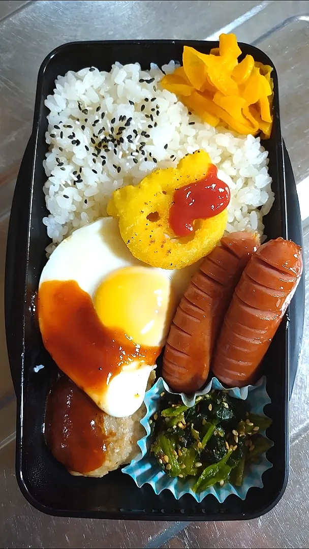 旦那弁当　2022/5/26

デミハンバーグ
目玉焼き
ウインナー
ポテトフライ
ほうれん草のごま和え|ユキヨメ♪さん