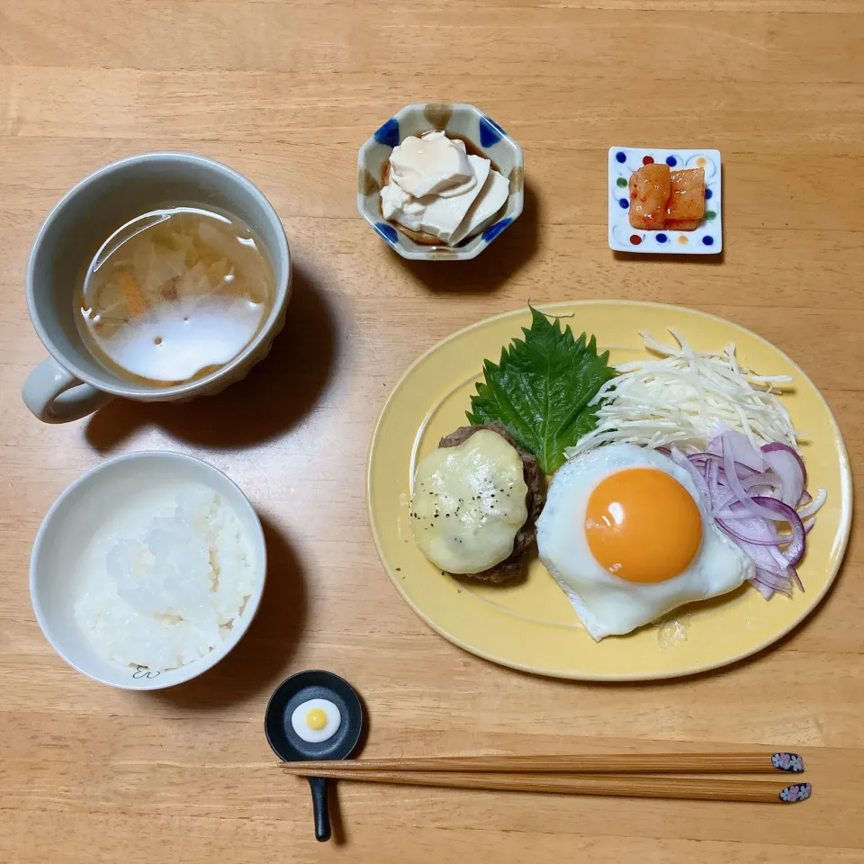 Snapdishの料理写真:目玉焼きとチーズのハンバーグ🍳🧀|ちゃみこさん