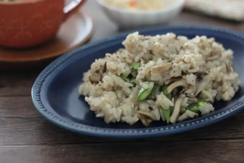 オーツミルクで舞茸とアスパラの和風ピラフ|ちいさなしあわせキッチンさん