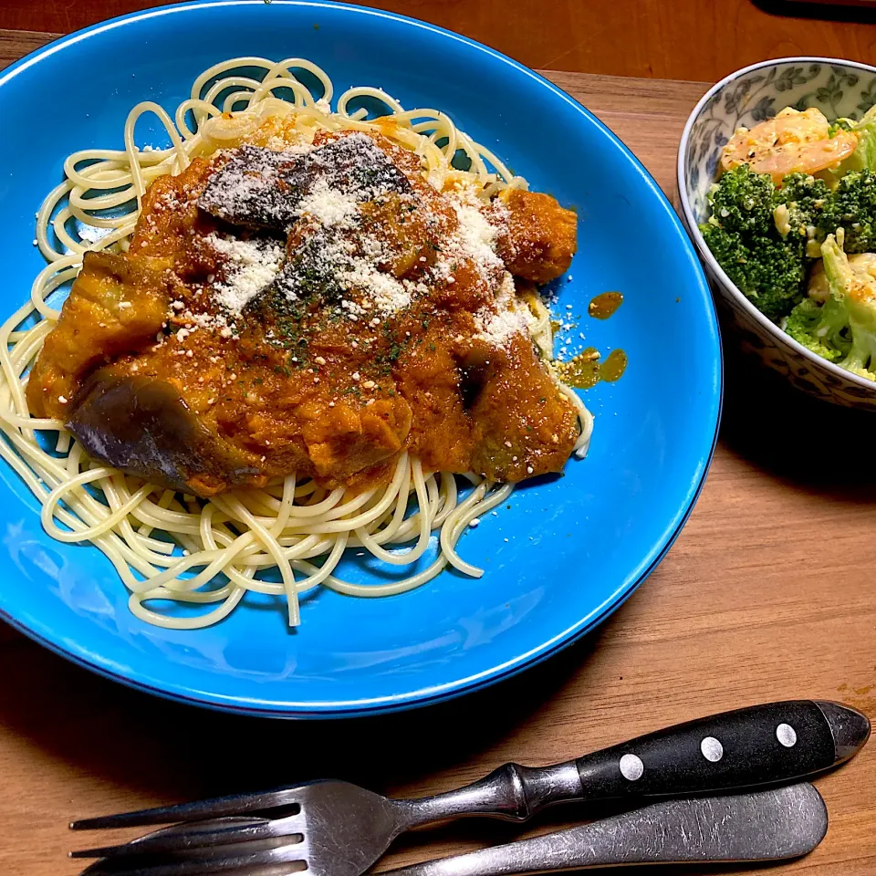 トロットロ茄子でめっちゃ美味しい        揚げ茄子とツナのトマトソースパスタ🍝       #業スー#冷凍野菜#揚げ茄子|ももさん