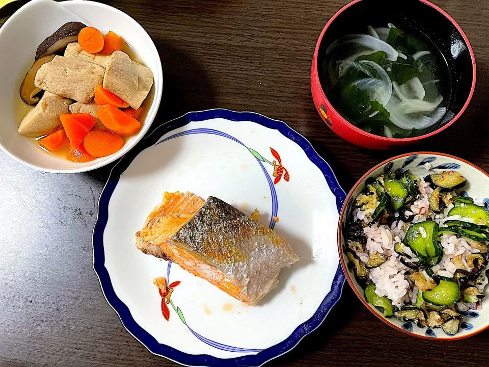 鮭の塩焼き、高野豆腐の煮もの、きゅうりと茄子の混ぜご飯、ワカメスープ|aaaさん