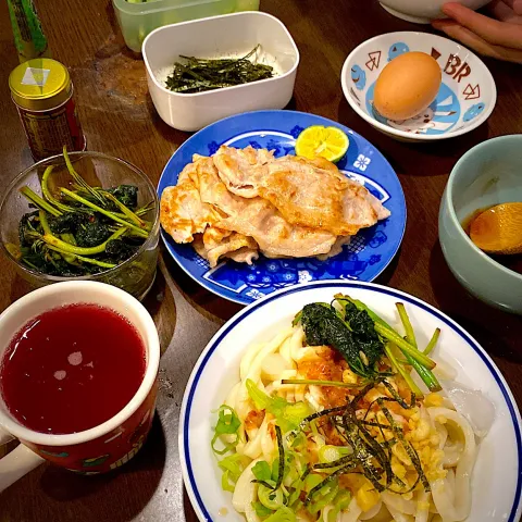 「おかのり」を使ってみたSnapdishの料理・レシピ写真:冷やしうどん　豚焼肉　おかのりのソテー　揚げ玉　葱　刻み海苔　卵　紫蘇ジュース