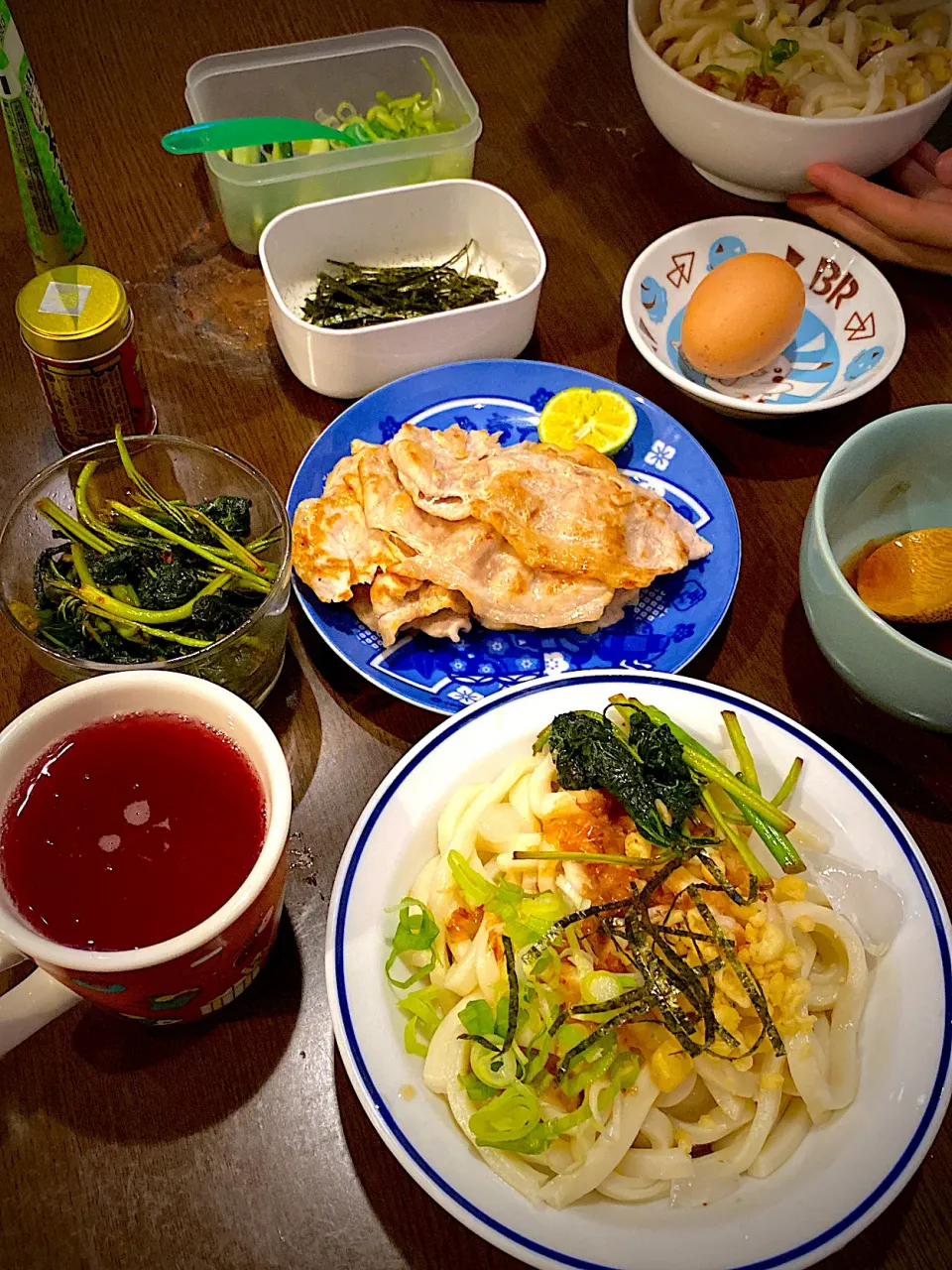 冷やしうどん　豚焼肉　おかのりのソテー　揚げ玉　葱　刻み海苔　卵　紫蘇ジュース|ch＊K*∀o(^^*)♪さん