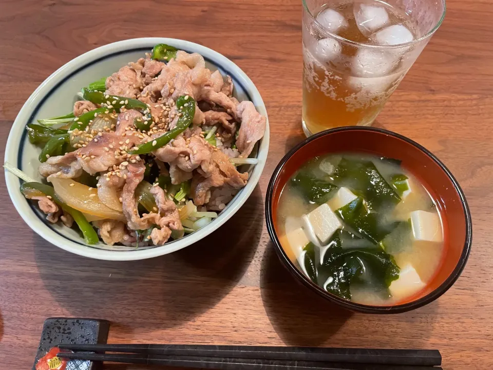 豚ピーマン玉ねぎ丼🐖🫑🧅|hyocoさん