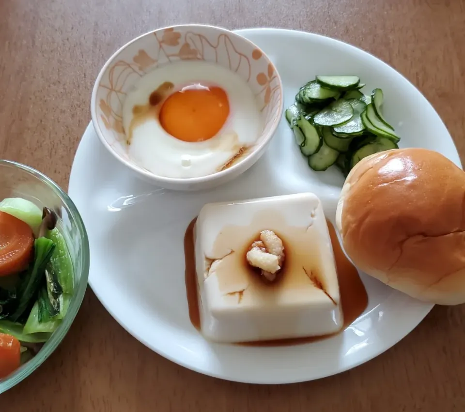 冷奴
卵
きゅうりの酢の物
チンゲン菜としめじのソテー
ロールパン|ナナさん