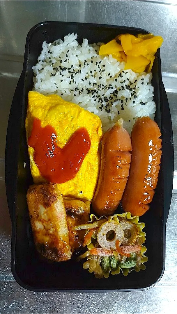 旦那弁当　2022/5/27

オムレツ
ウインナー
カニカマクリーム春巻き
きんぴらごぼう|ユキヨメ♪さん