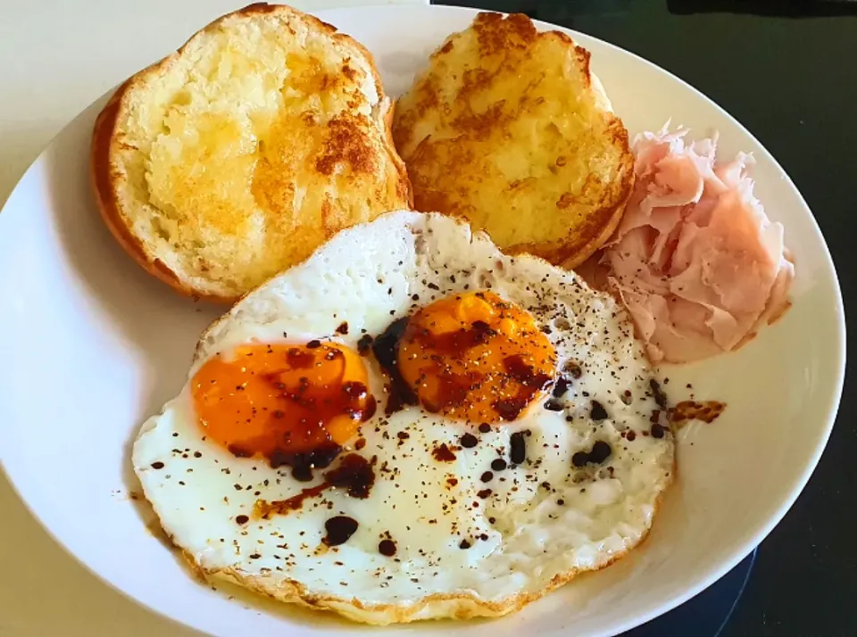 Brioche bun with mozzarella cheese 
sunny side up + ham 😍😋|🌷lynnlicious🌷さん