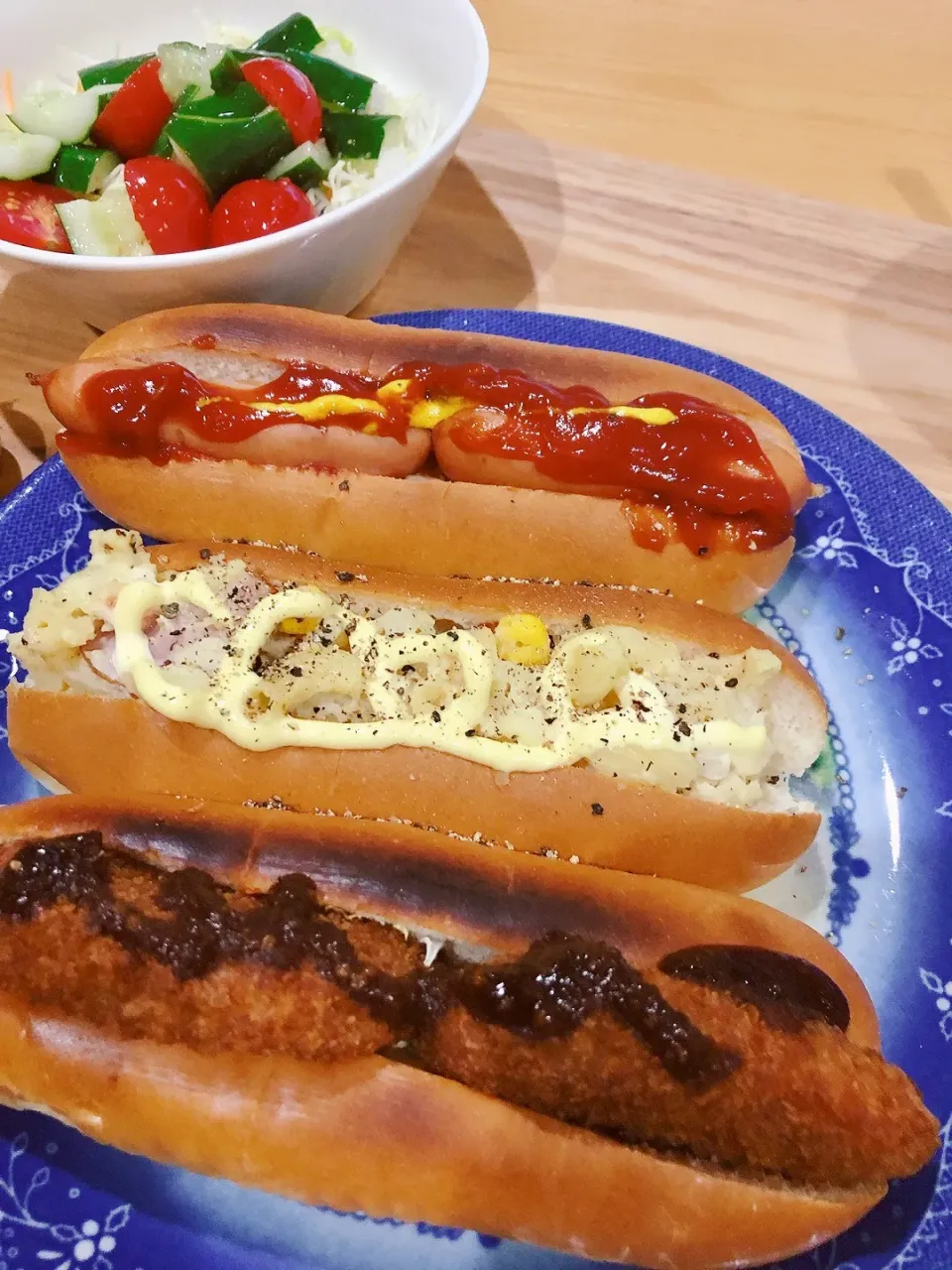 Snapdishの料理写真:朝ごパン🌭ホットドッグ、ポテサラパン、コロッケパン☕️|海斗さん