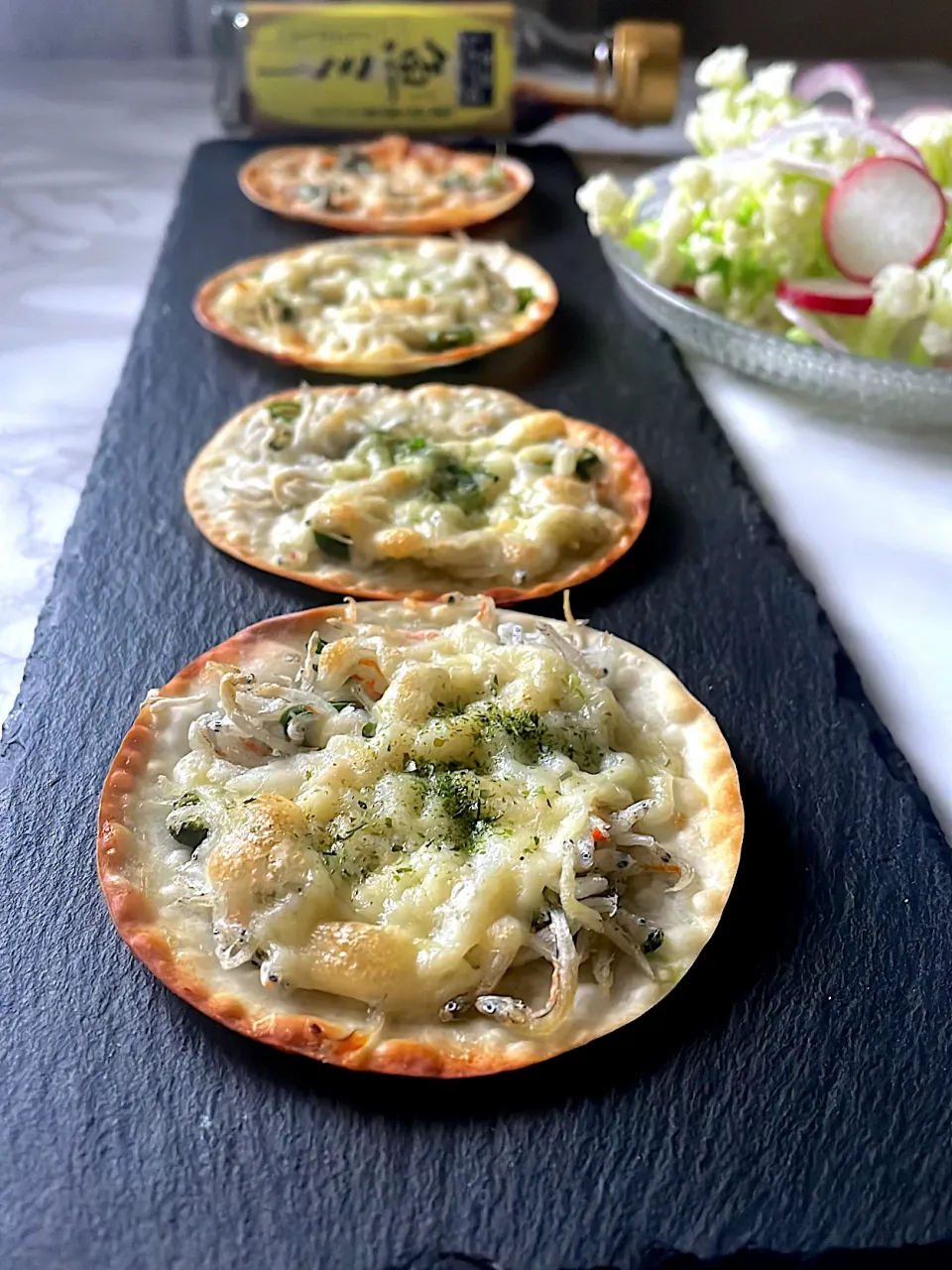 超時短簡単👍餃子の皮でしらすのピザ🍕チチニエッリ|とんちんさん