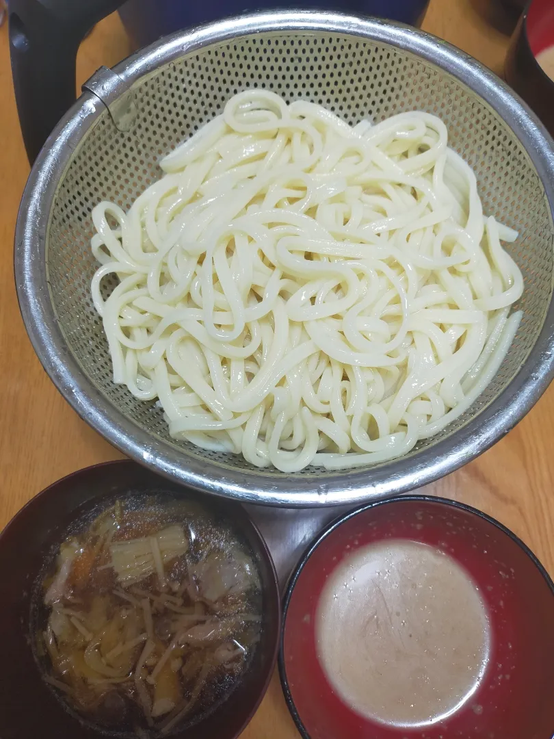 伊香保で土産に買った水沢うどんを肉つけ汁と胡麻ダレでの晩御飯|フージさん