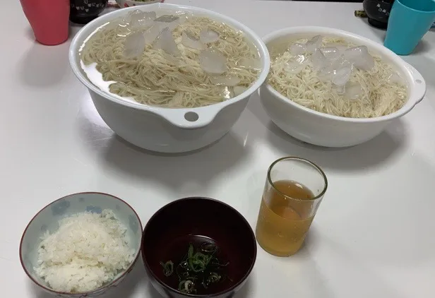 晩御飯は素麺とご飯🤣素麺１０束。ご飯は長男に洗って炊いてもらいました。|Saharaさん