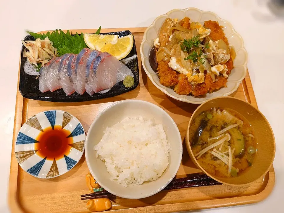 カツ煮、カンパチの刺身、味噌汁|sorsmdさん