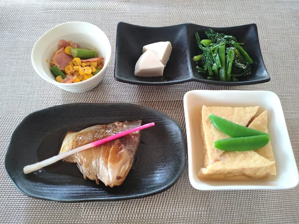 Snapdishの料理写真:☆ブリ照り焼き
☆厚揚げ煮
☆ほうれん草ゴマ和え
☆ごま豆腐
☆アスパラベーコンコーン炒め|chikakoさん