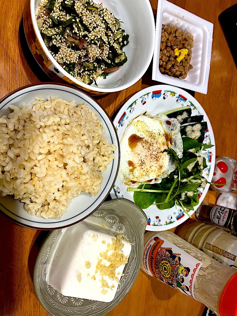 Snapdishの料理写真:薬味とゆうよりはおかずになった #夕飯　ロウカット玄米ご飯、大量薬味、納豆、生姜のせ冷奴、目玉焼き(ターンオーバーじゃないやつ)きゅうりと何かの葉サラダ(あのドレッシングで)|ms903さん