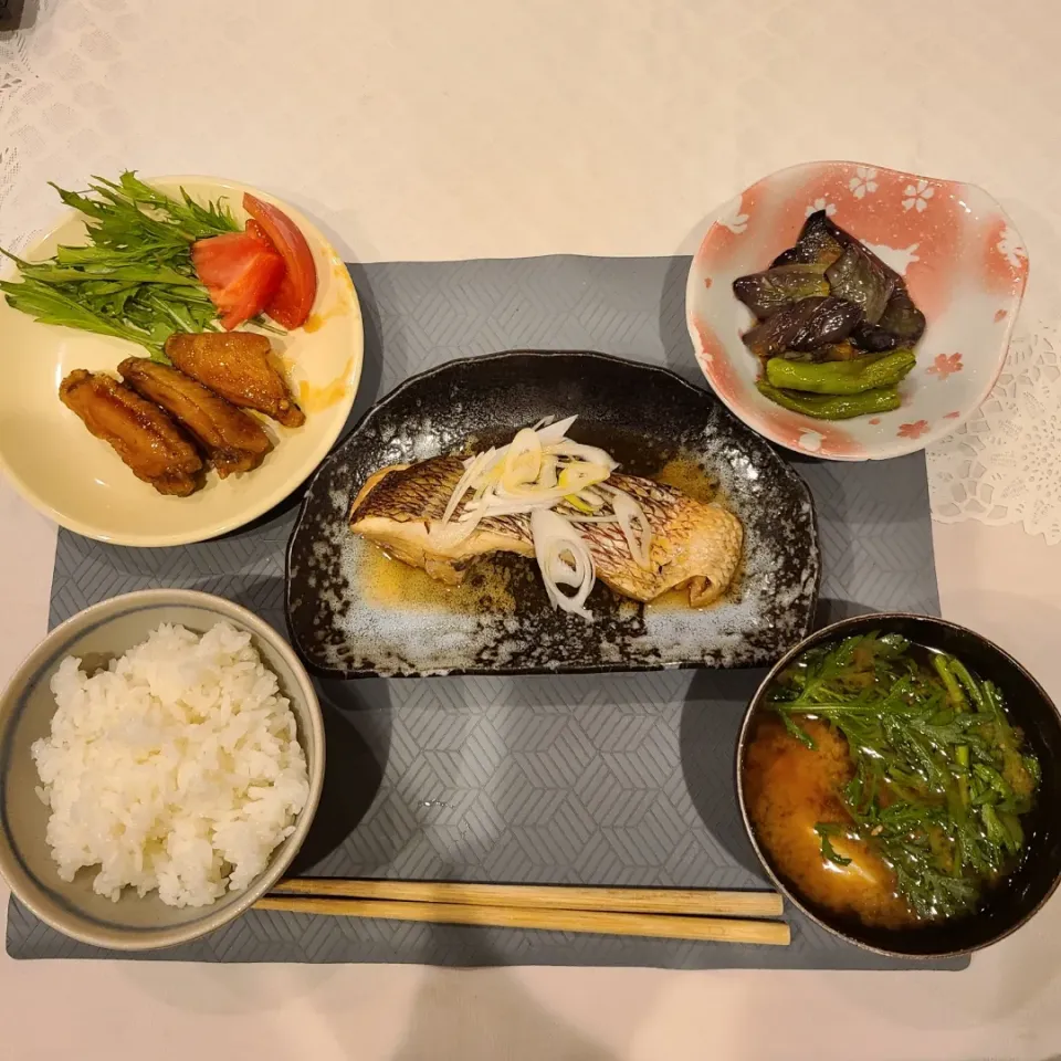 鯛の煮付け、手羽先甘辛、ナスとししとう煮浸し、春菊ととうふの味噌汁|ともさん