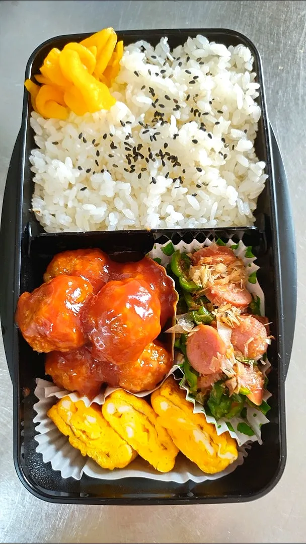 Snapdishの料理写真:旦那弁当　2022/5/28

ミートボール
ウインナーとピーマンのおかか和え
玉子焼き|ユキヨメ♪さん