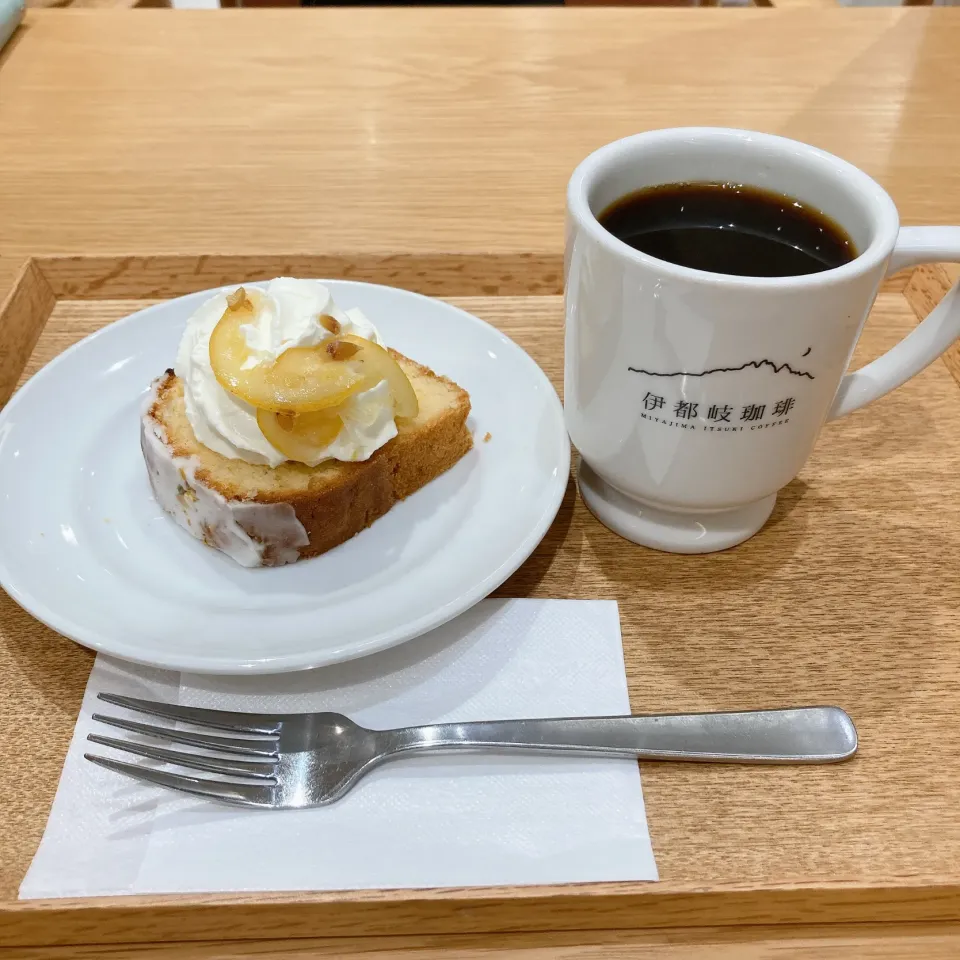 レモンケーキと珈琲🍋☕️|ちゃみこさん