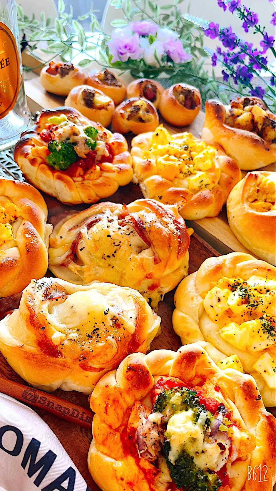 チキントマトピザ🍅ハムチーズサラダ🥗🧀たまごマヨ🥚ジャーマンドック🥔色々惣菜パン💞🥰|ゆかこさん