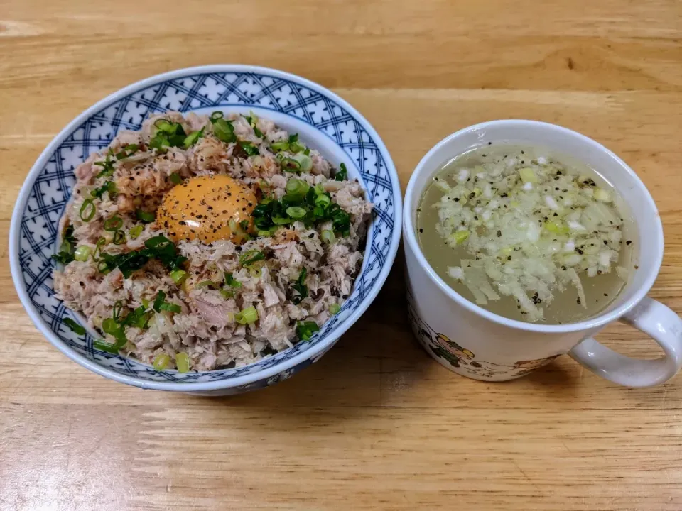 Snapdishの料理写真:ツナ缶胡麻油風味油飯と卵白スープです。|トヨシと申します。さん