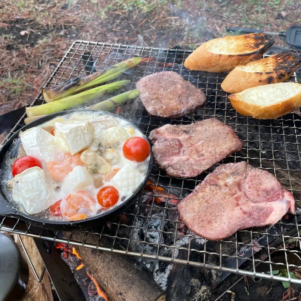 キャンプ飯⛺️アヒージョと牛タン|とももさん