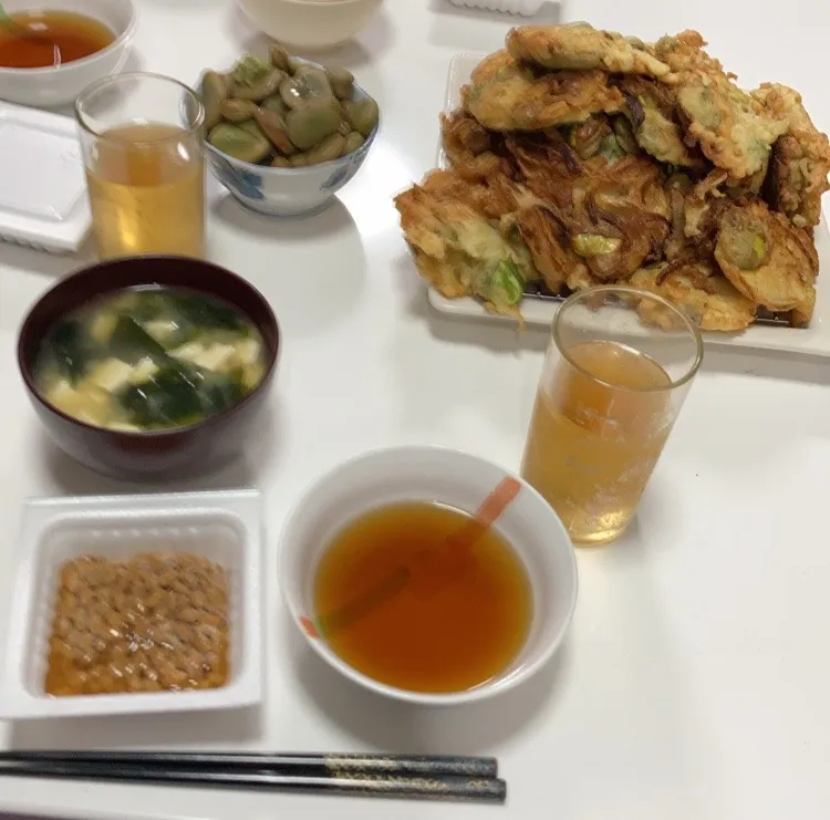 Snapdishの料理写真:晩御飯(^^)☆かき揚げ（空豆、新玉）☆空豆の塩茹で☆納豆☆みそ汁（豆腐、ワカメ）|Saharaさん