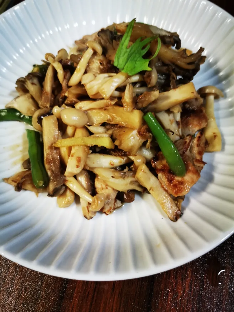 豚肉と🍄のしぐれ煮👌グ〜です😀|ペンギンさん