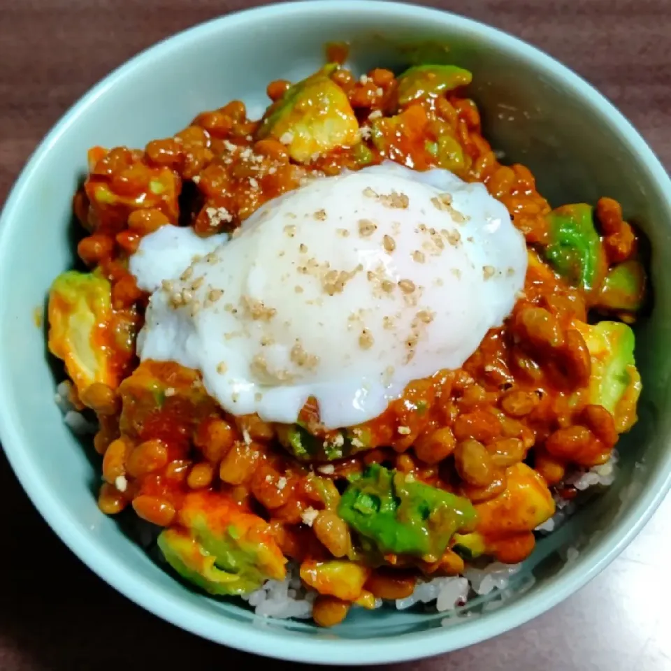 Snapdishの料理写真:納豆とアボカドのユッケ丼|ひろにぃさん