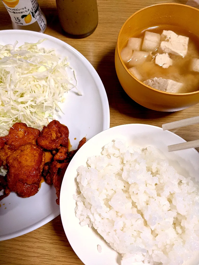 ５月２８日土曜日　晩ごはん
チキン南蛮　と千切りキャベツ
木綿豆腐の味噌汁
ミネラルウォーターで炊いたご飯
　中１息子が作りました|いくたん140さん