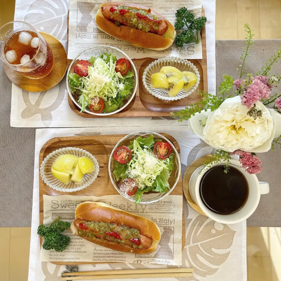 Snapdishの料理写真:5/29❤︎休日モーニング🌱✨
・ピクルスホットドック
・グリーンサラダ|Makinsさん