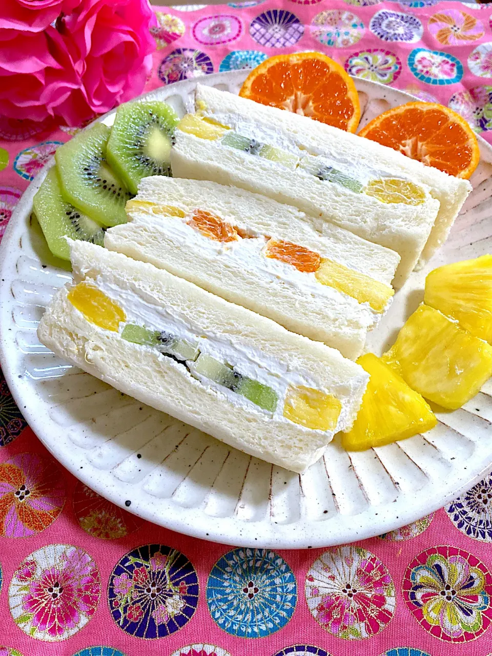 Snapdishの料理写真:フルーツサンドイッチ🍍🥝🍊|ringonamaさん