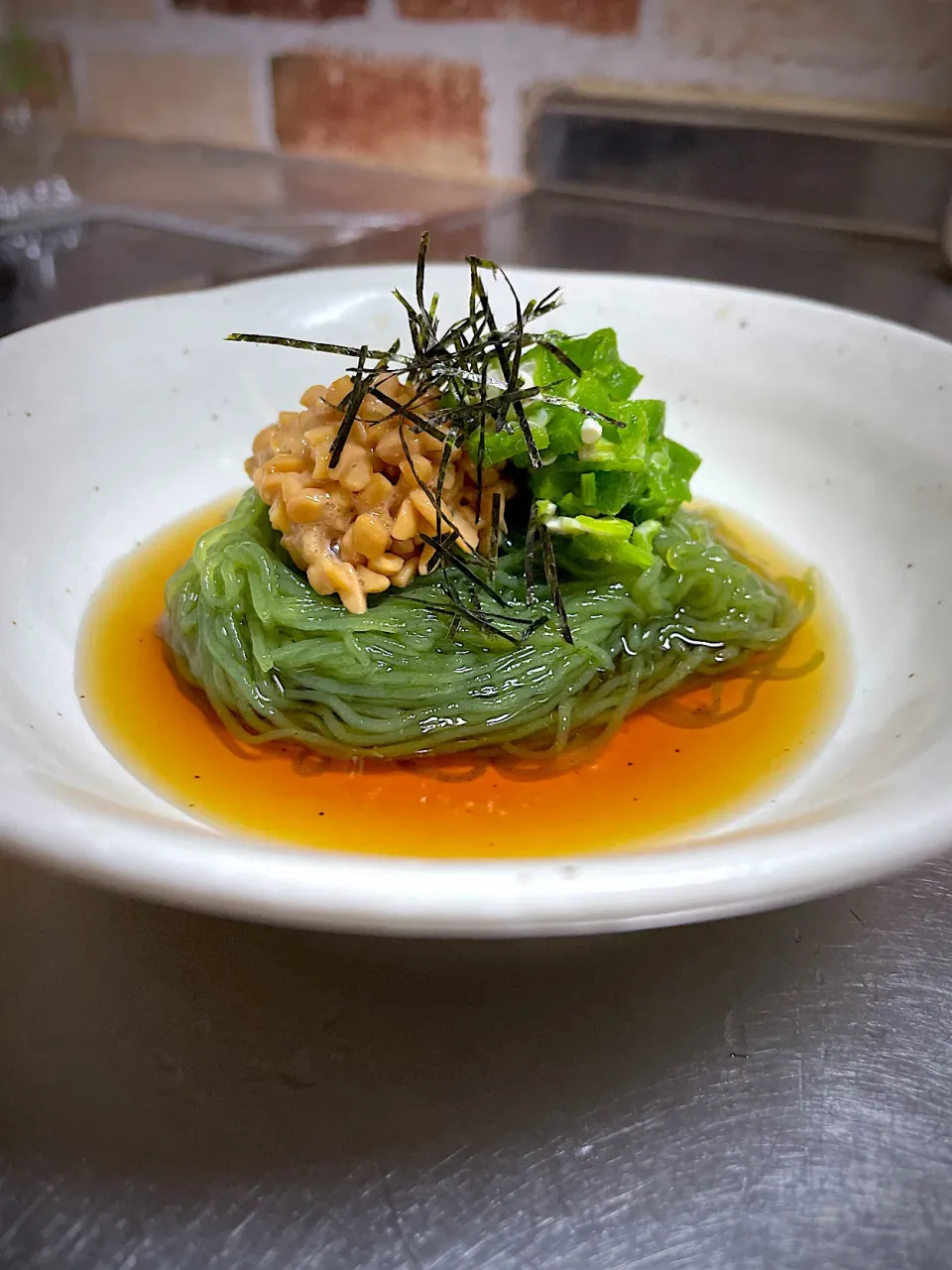 ダイエッターに捧ぐ
そうめんこんにゃくの納豆オクラのせ🌿
麺つゆぶっかけ|🌿ぴぴさん