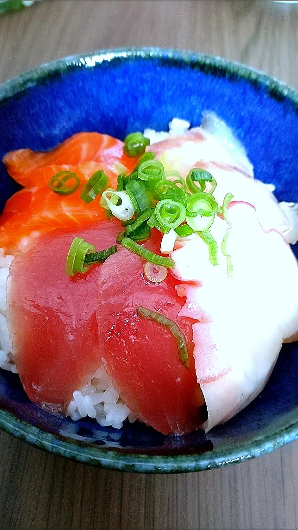 Snapdishの料理写真:海鮮丼🐟|しらたまさん