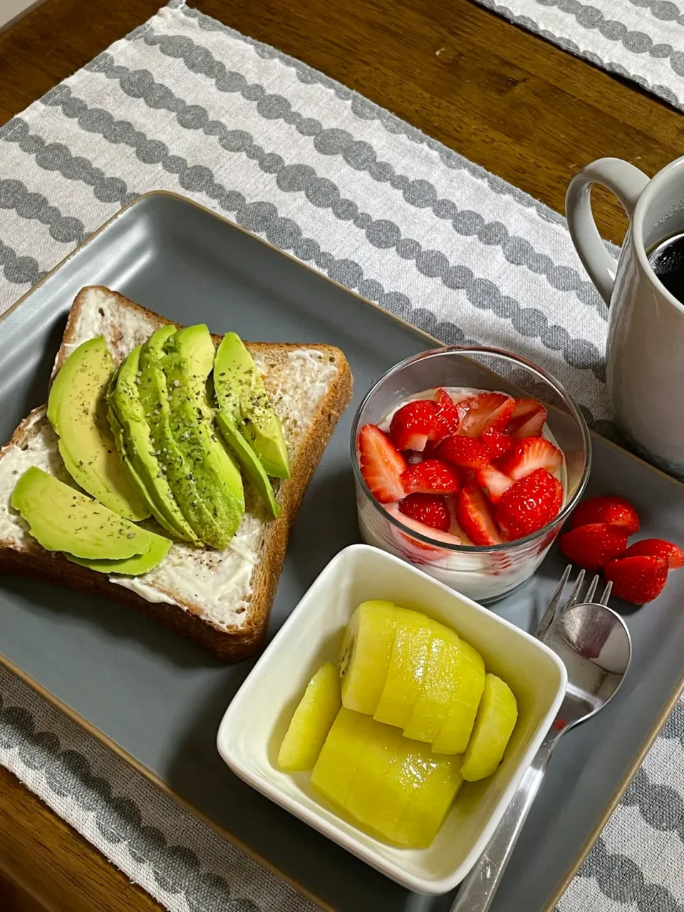 朝ごはん　ワンコのイチゴも🍓|るうるうさん