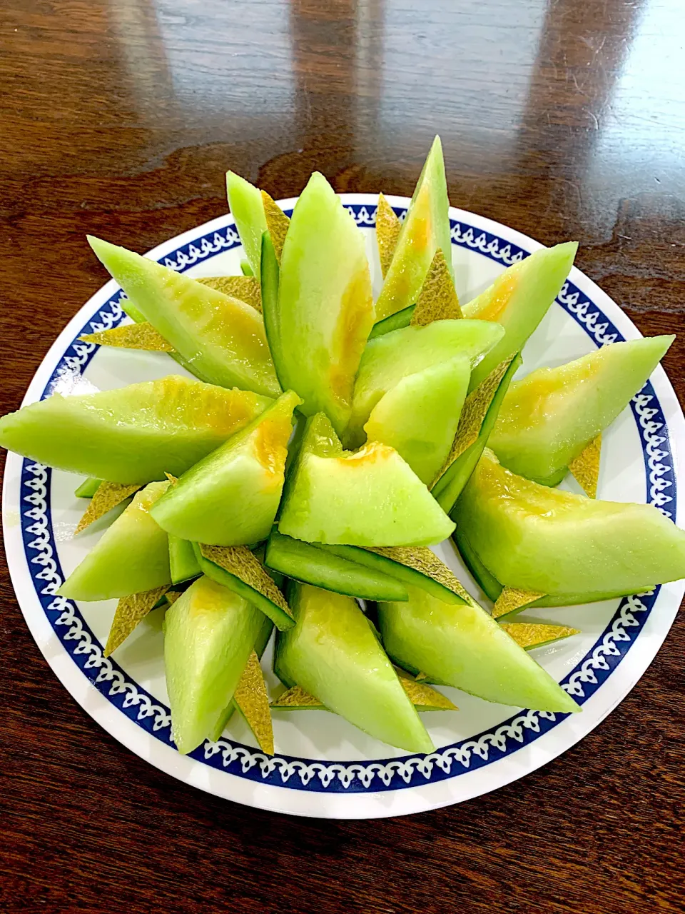 ヨッチャンさんの料理 【メロンカット】つまんで食べやすい切り方🍈|しばざきまりさん