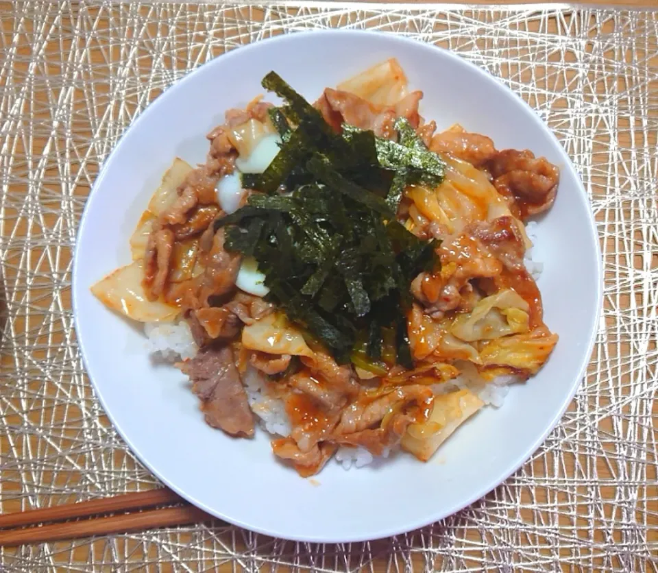 Snapdishの料理写真:豚とキャベツの韓国風スタミナ丼 温玉のせ|ごはんきろくさん